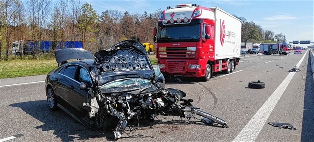 Frau stirbt noch an der Unfallstelle