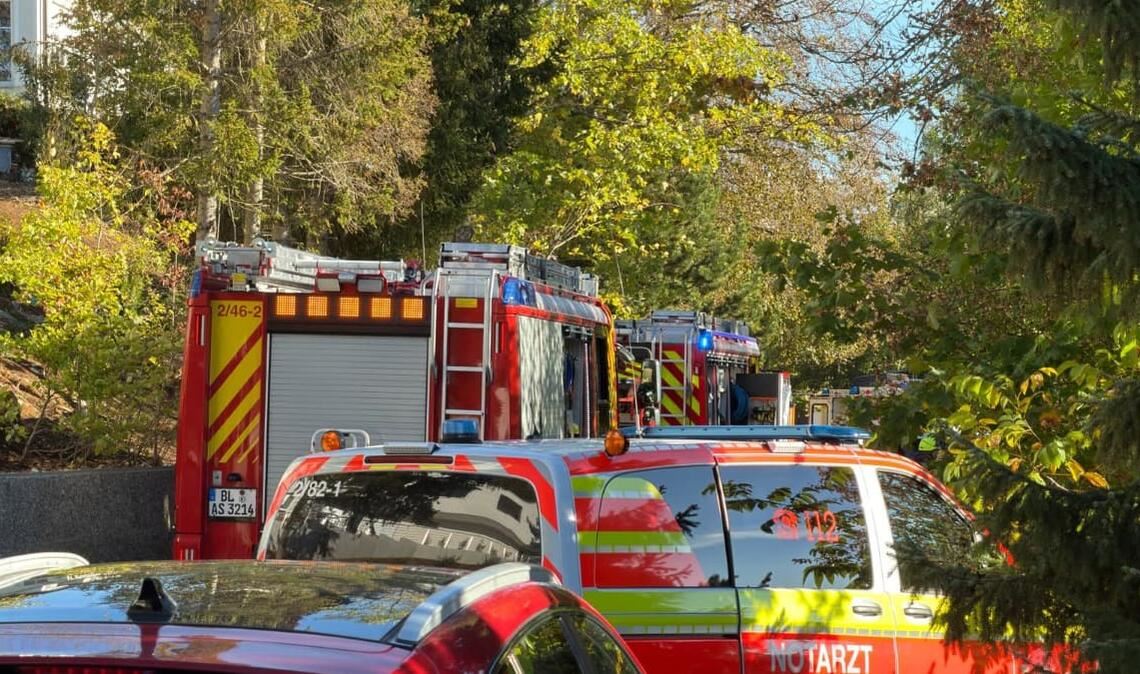 Ein schwerer Verkehrsunfall hat am Mittwochnachmittag einen umfangreichen Einsatz ausgelöst – zwei Personen wurden verletzt, eine starb.