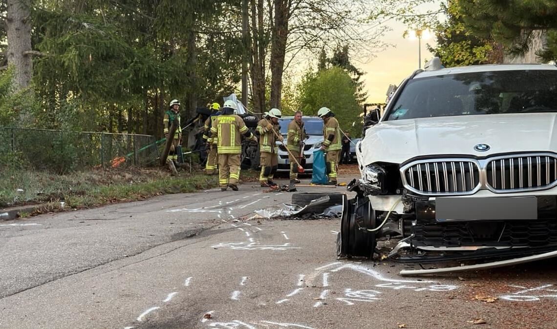Ein schwerer Verkehrsunfall hat am Mittwochnachmittag einen umfangreichen Einsatz ausgelöst – zwei Personen wurden verletzt, eine starb.