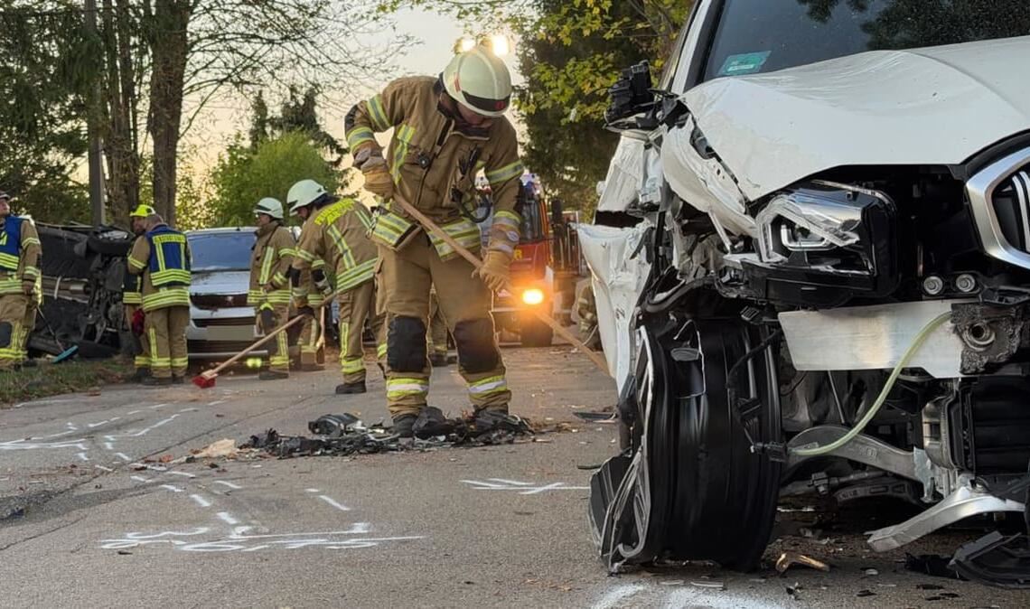 Ein schwerer Verkehrsunfall hat am Mittwochnachmittag einen umfangreichen Einsatz ausgelöst – zwei Personen wurden verletzt, eine starb.