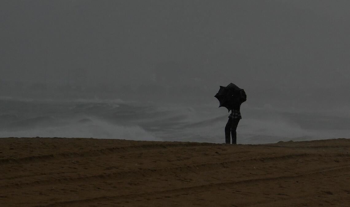 Ein schwerer Zyklon hält vor seinem Auftreffen auf Land Menschen und Behörden an Indiens Ostküste im Golf von Bengalen in Atem.