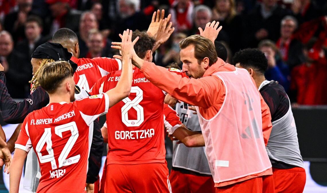 Ein seltenes Bild: Harry Kane im Reservisten-Shirt beim Münchner Torjubel.