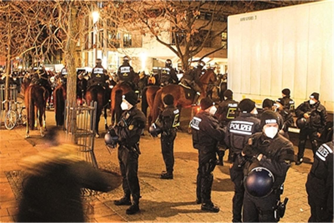 Ein starkes Polizeiaufgebot begleitet den montäglichen Protest in Pforzheim. Foto: sdmg