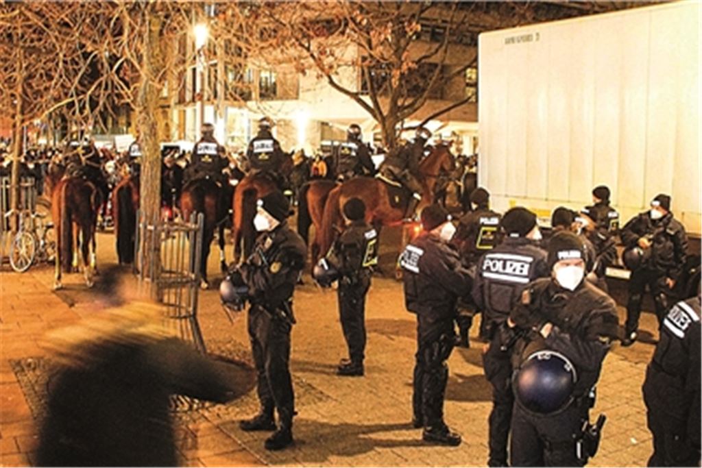 Ein starkes Polizeiaufgebot begleitet den montäglichen Protest in Pforzheim. Foto: sdmg