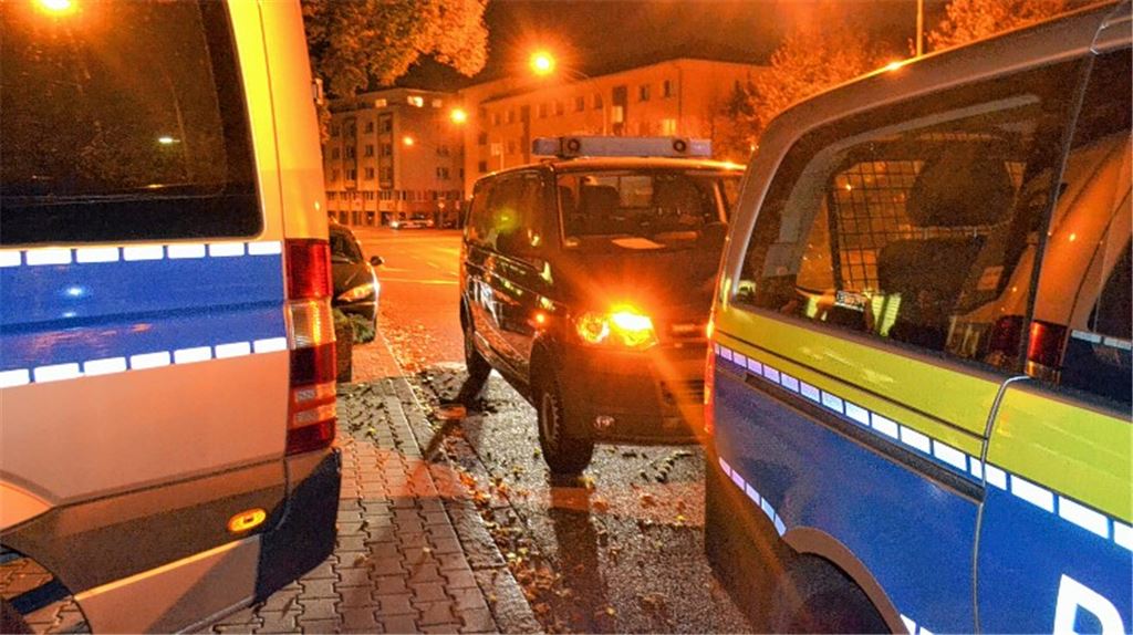 Lautstarke Zuschauerkulisse stört Ortstermin des Gerichts