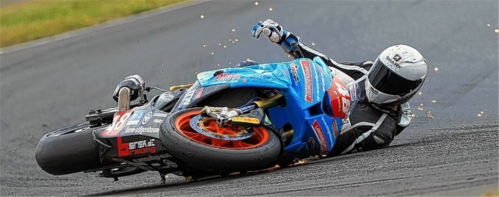 Ein technischer Defekt bringt Dominik Vincon an zweiter Stelle liegend zum Sturz. Foto: Talmon