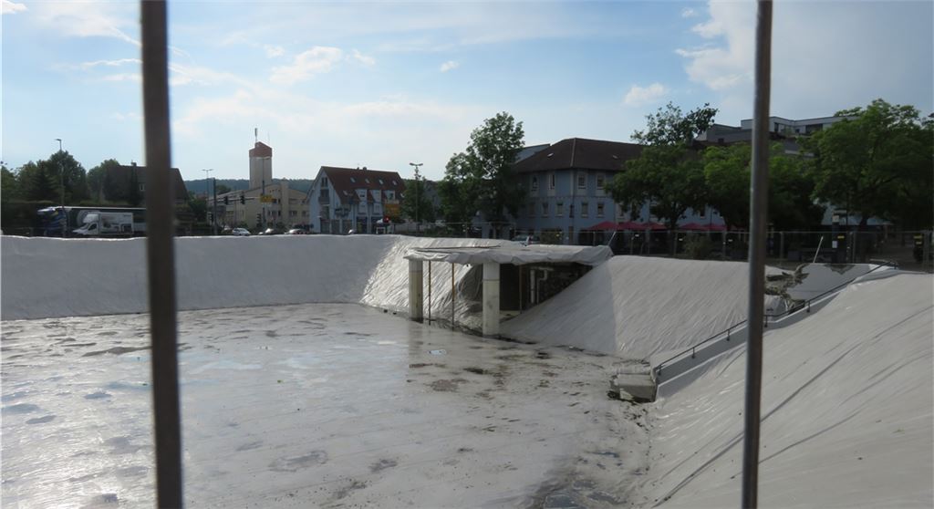 Ein tristes Loch in der Stadtmitte – oder doch mehr? Je nach Vorstellungskraft können sich auf der weißen Folie durchaus größere und kleinere Dramen abspielen. Und sehen einzelne Überreste nicht aus wie die Empore, auf der nur die vornehmsten Besucher Platz nehmen dürfen? Geht es nach den Tauben, so haben die Spiele in der Mühlacker Arena längst begonnen.Becker