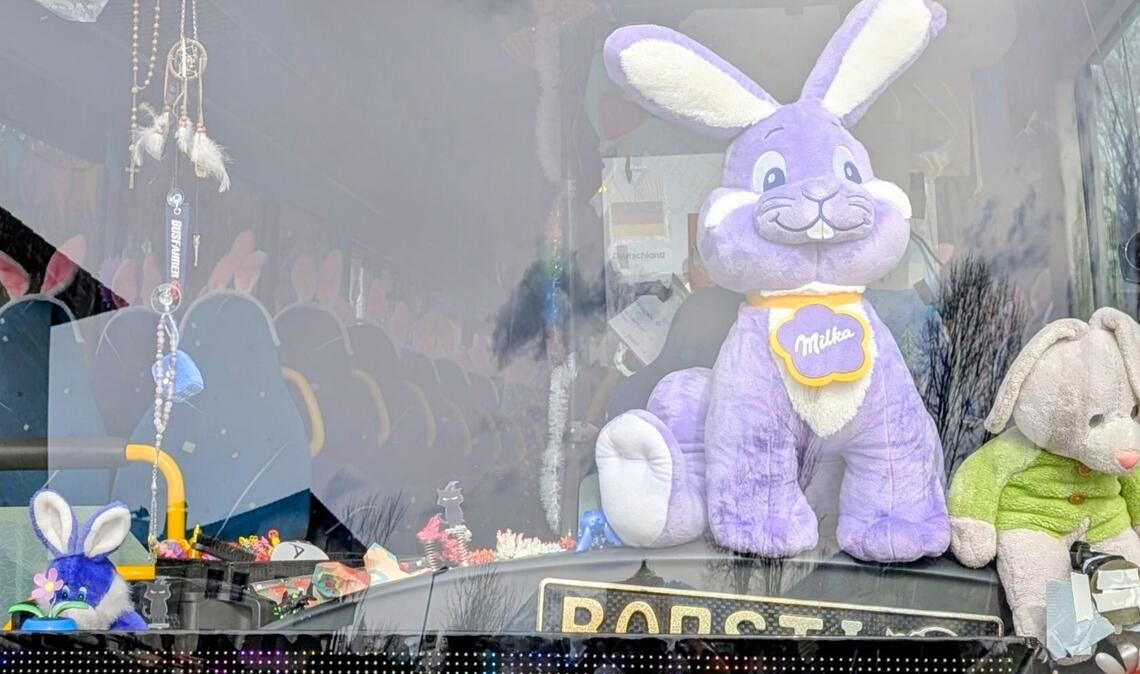 Ein übergroßer Milka-Hase und seine plüschigen Begleiter stimmen auf das nahende Osterfest ein.