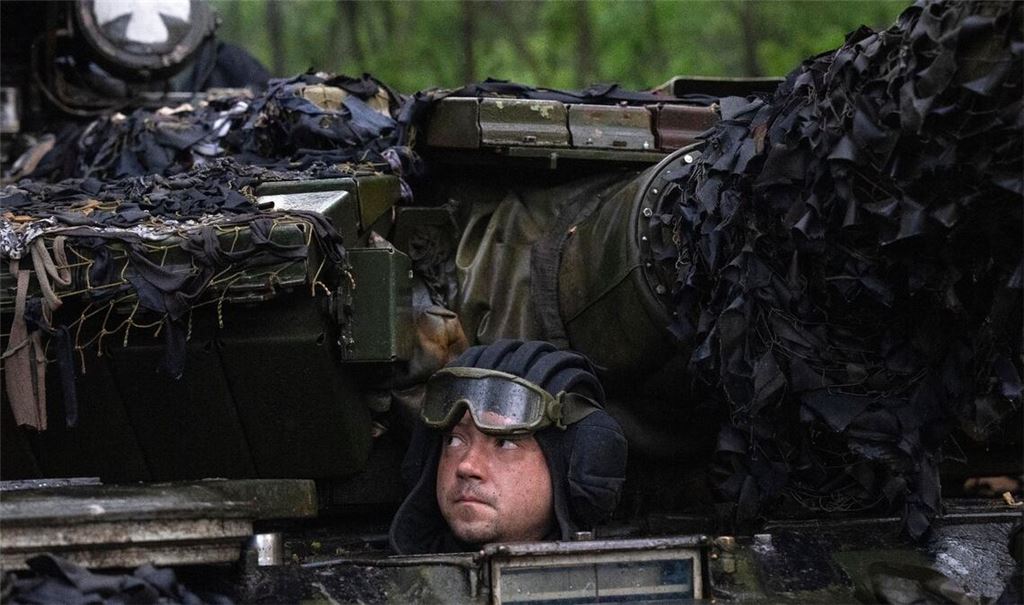 Ein ukrainischer Soldat blickt von seiner Position in der Nähe von Bachmut aus einem Panzer hinaus.