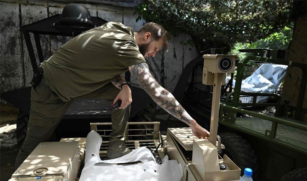 Ein ukrainischer Soldat der 93. Mechanisierten Brigade überprüft im Norden der Stadt Pokrovsk eine Bodendrohne vor ihrem Einsatz. Dieser Roboter kann Munition und Lebensmittel in die Schützengräben sowie Verwundete abtransportieren.