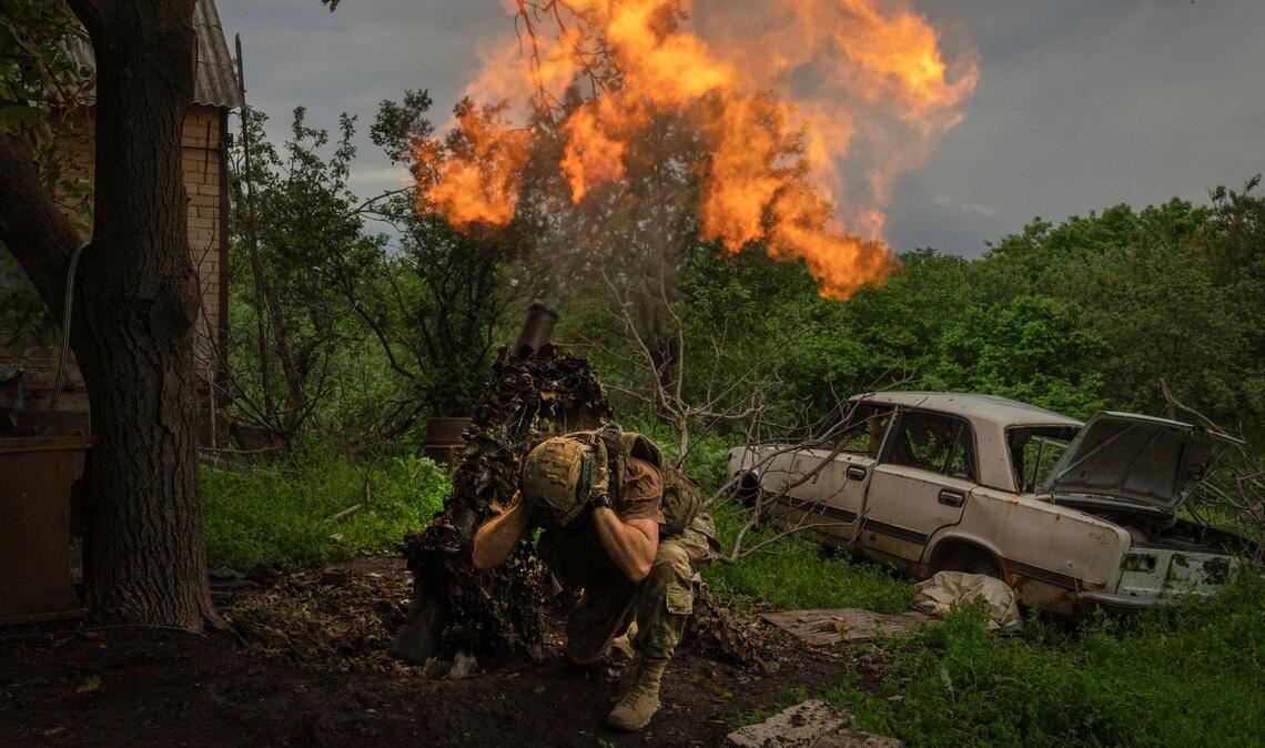 Ein ukrainischer Soldat feuert einen Granatenwerfer auf russische Stellungen an der Frontlinie in der Nähe von Bachmut.