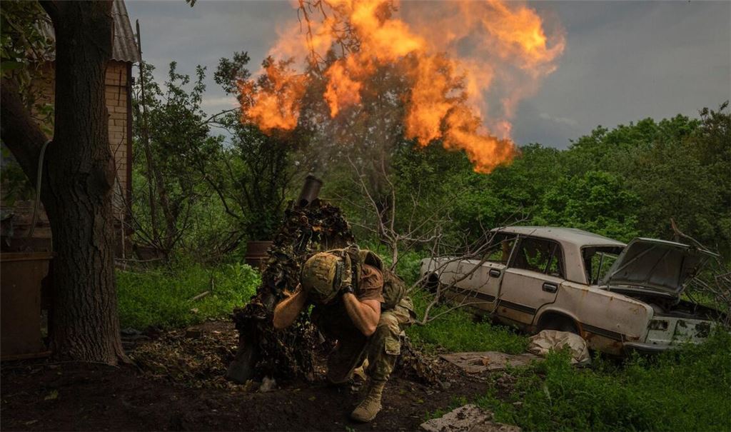 Ein ukrainischer Soldat feuert einen Granatenwerfer auf russische Stellungen an der Frontlinie in der Nähe von Bachmut.