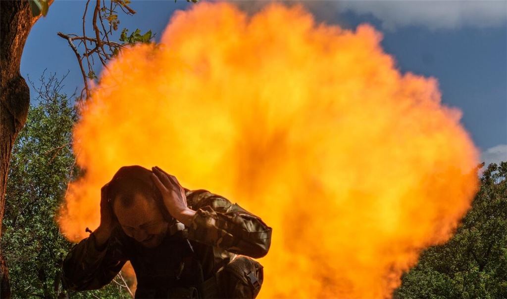 Ein ukrainischer Soldat feuert einen Granatenwerfer auf russische Stellungen in der Nähe von Bachmut ab. Die Stadt im Osten der Ukraine ist nach monatelangen Gefechten nahezu vollständig zerstört.
