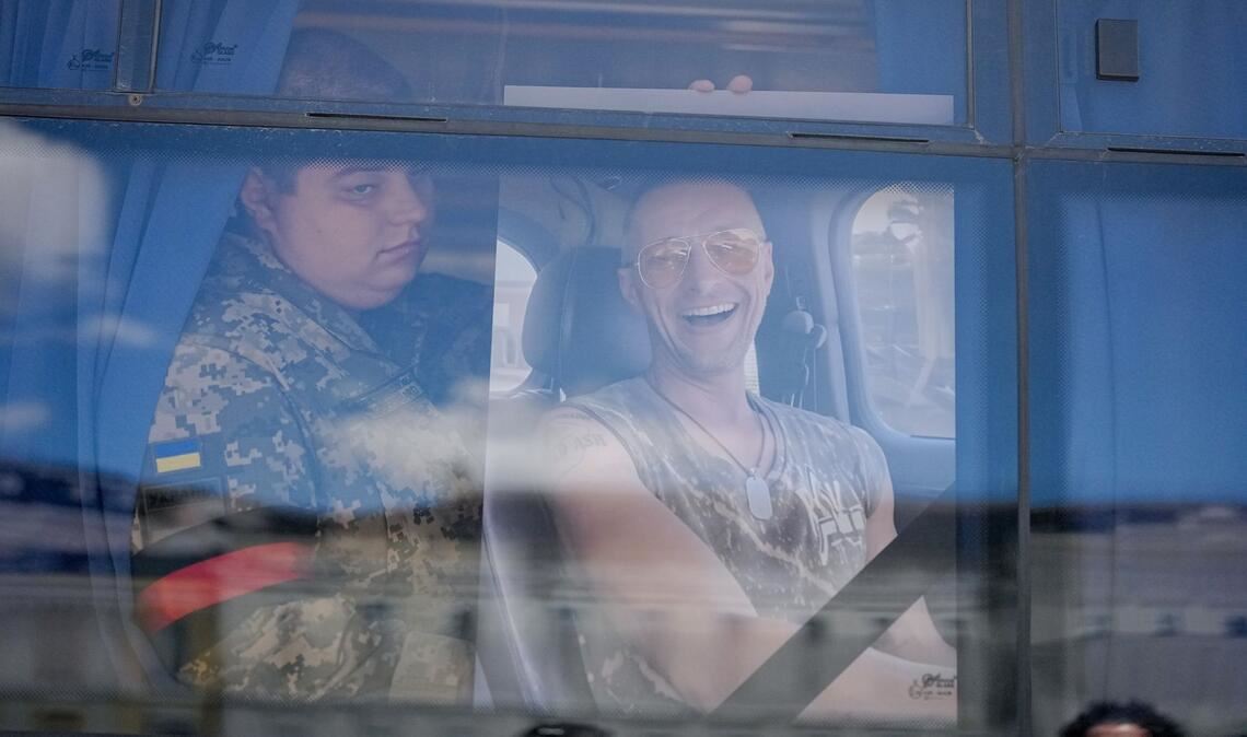 Vizekanzler Klingbeil sondiert in Kiew Sicherheitsgarantien Ein ukrainischer Soldat hält das Foto eines getöteten Kameraden an das Fenster eines Busses.
