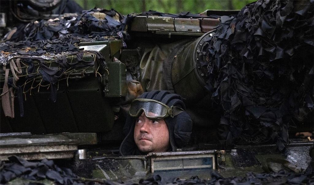 Ein ukrainischer Soldat in einem Panzer in der Nähe von Bachmut.