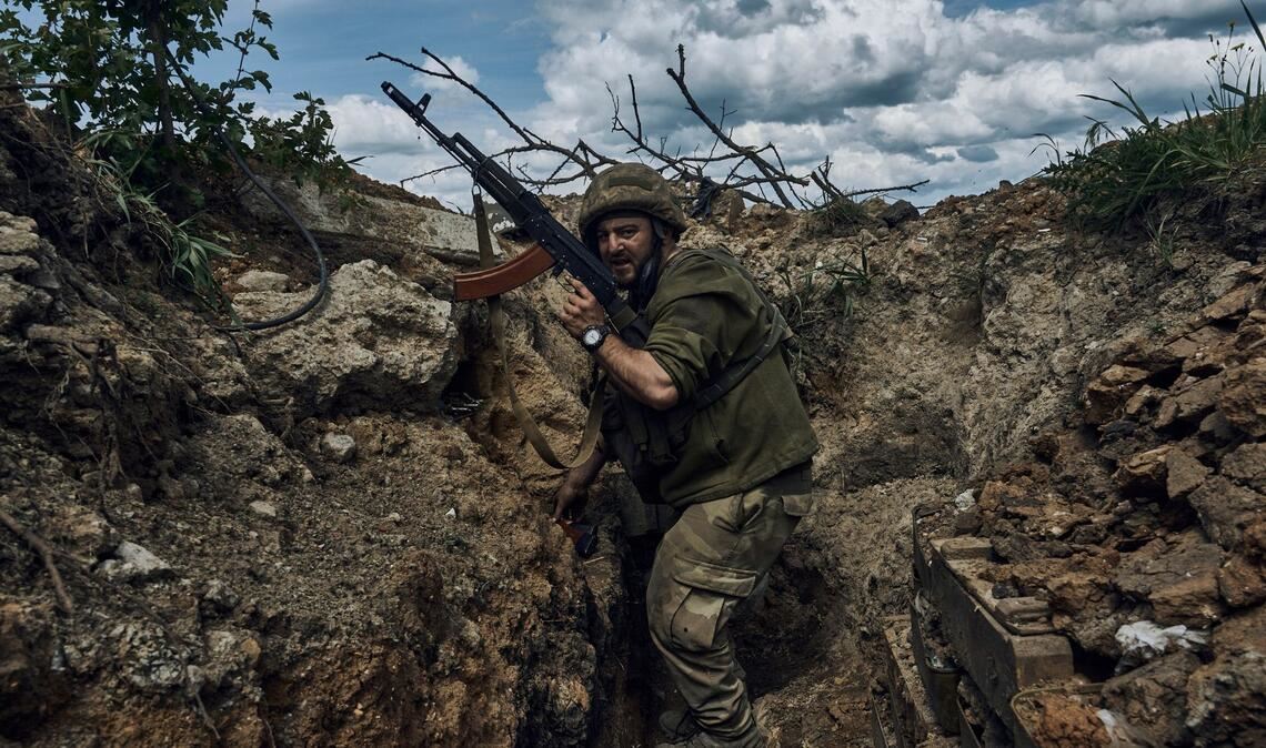 Ein ukrainischer Soldat steht in einem Graben an der Frontlinie in der Nähe von Bachmut.