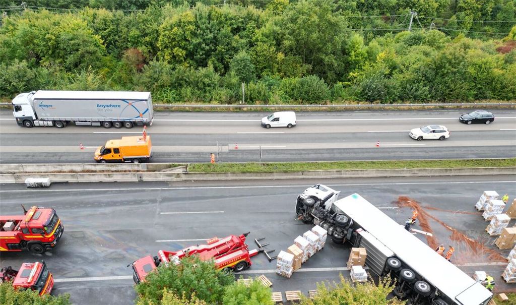 Ein umgekippter Lastwagen sorgt für massive Verkehrsprobleme auf der Autobahn 3 bei Bad Honnef in Nordrhein-Westfalen.
