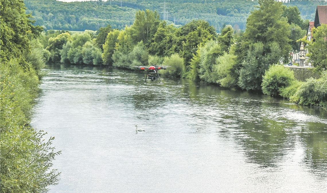Geheimnis um „verdächtigen“ Gegenstand in der Enz ist gelüftet Ein unbekanntes Objekt in der Enz hat am Mittwoch Einsatzkräfte beschäftigt, die auch eine Drohne eingesetzt haben. Nun ist der Gegenstand gesichert. Fotos: Myroshnichenko, Feuerwehr: