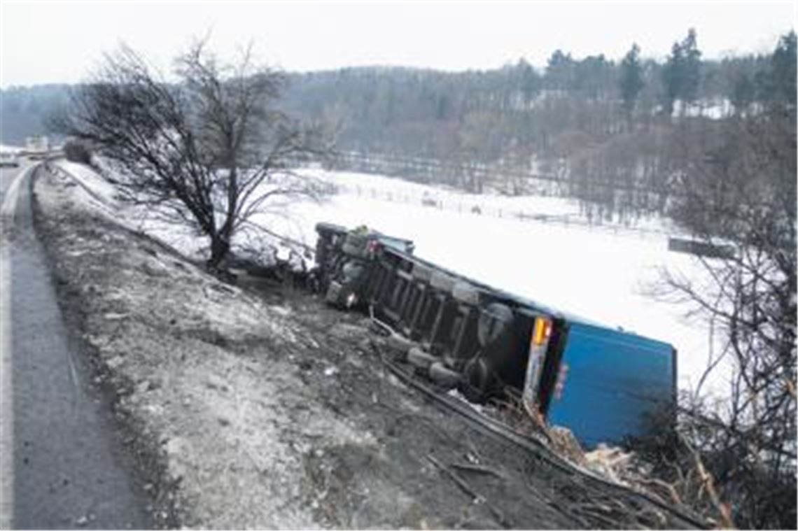 Ein ungarischer Sattelzug durchbrach die Leitplanke und ist umgekippt.