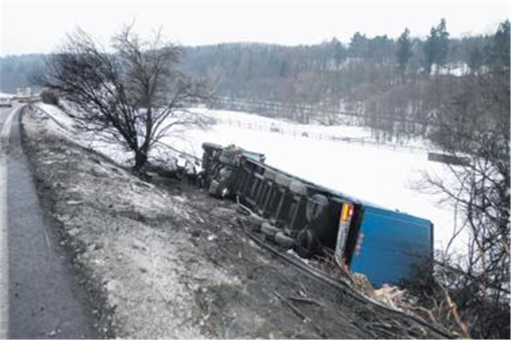 Ein ungarischer Sattelzug durchbrach die Leitplanke und ist umgekippt.