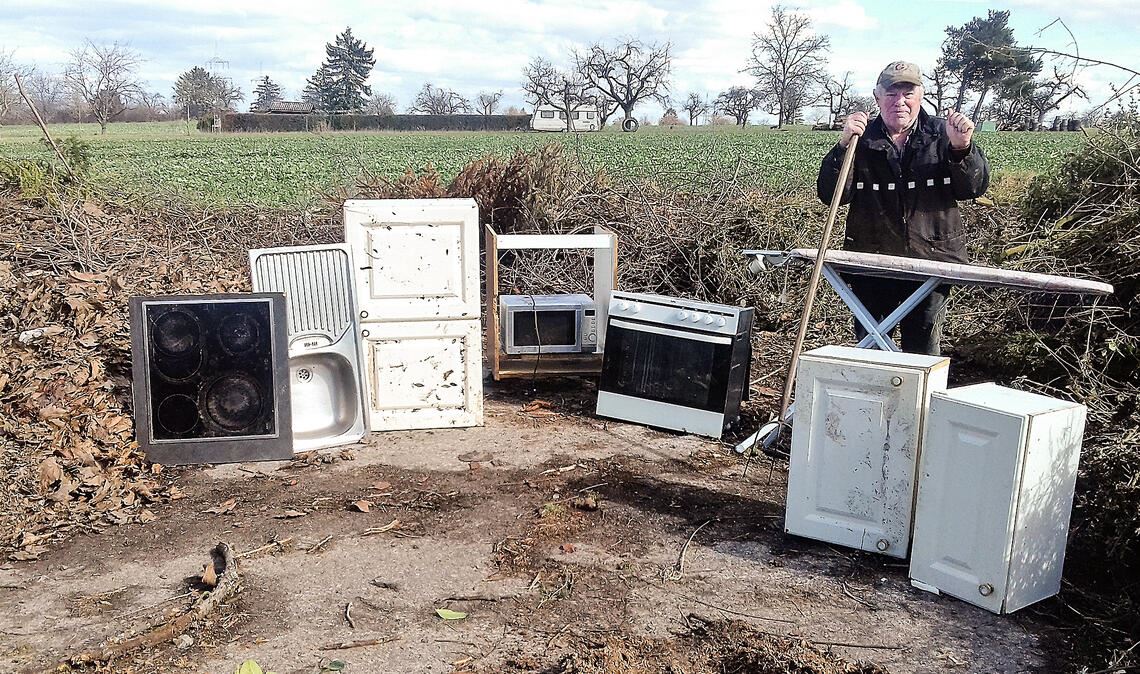 Ein unliebsamer Fund: Häckselplatzpate Theo Bellon entdeckt zwischen dürren Zweigen zunächst eine Spüle und ein Schränkchen, dann noch ein Ceranfeld. Foto: Filitz