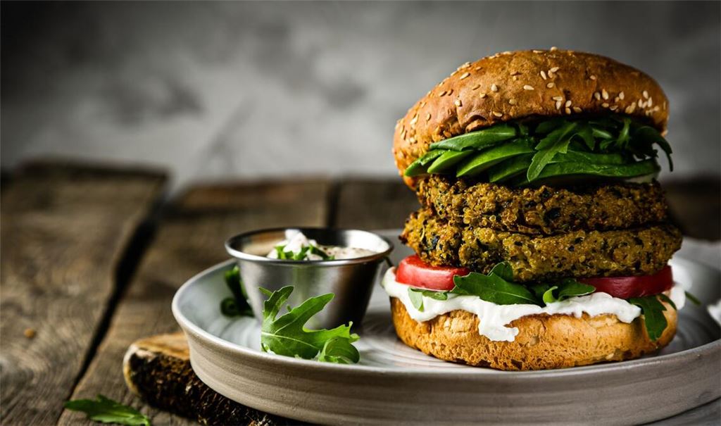 Ein veganer Zucchini-Burger. Die Burger-Bezeichnung für Fleischersatzprodukte bleiben in der Europäischen Union vorerst erlaubt (Symbolfoto).