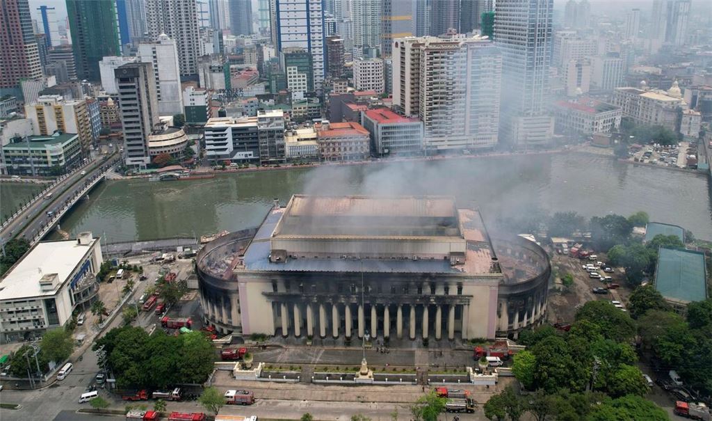Ein verheerendes Feuer hat das historische Gebäude des Hauptpostamts der philippinischen Hauptstadt Manila zerstört.