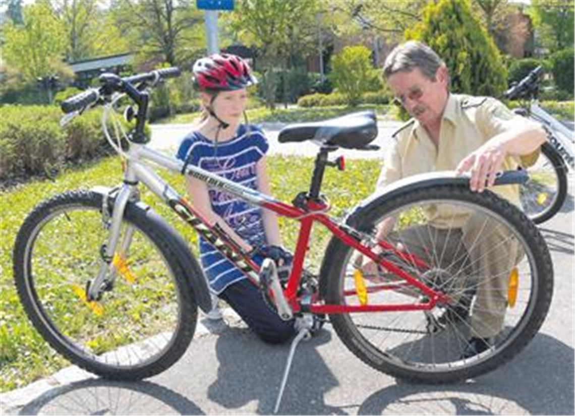 Ein verkehrssicheres Fahrrad ist wichtig. Jakob Filian zeigt, worauf es ankommt. Foto: Garhöfer
