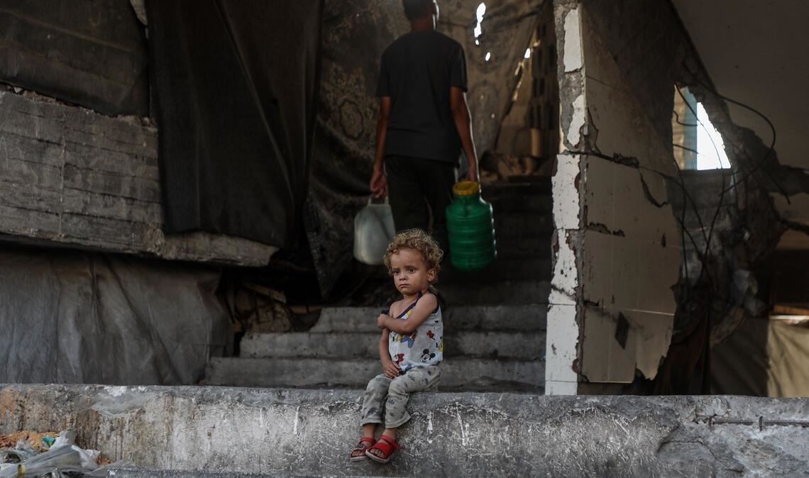 Bilder des Tages Ein vertriebenes palästinensisches Kind in einer Schutz-Unterkunft im Südwesten von Gaza Stadt.