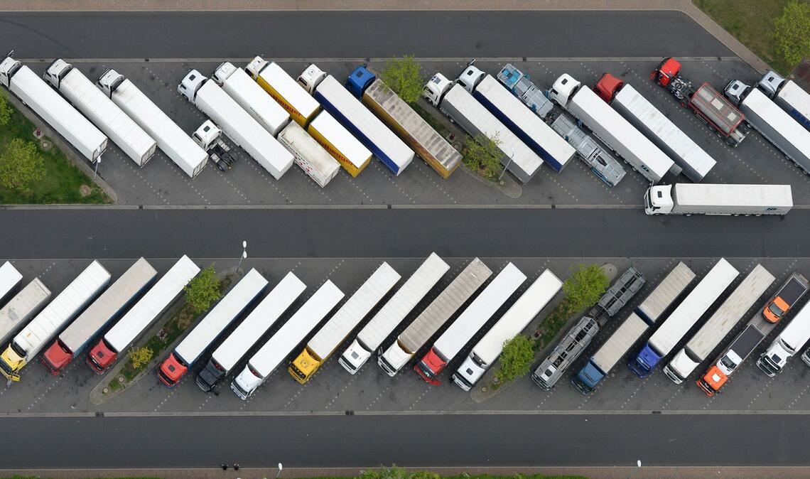 Ein voll besetzter Lkw-Parkplatz (Symbolbild).