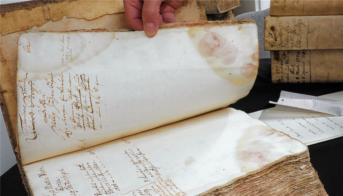 Ein wahrer Schatz, den der Schimmel befallen hat, ist dieses Lagerbuch aus dem Jahr 1722, das in einer frühen Phase des Dorfs Kleinvillars detaillierte Einblicke in die Besitzverhältnisse gibt.Becker