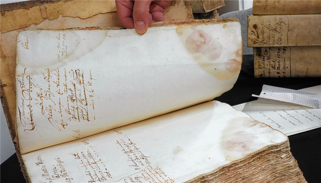 Ein wahrer Schatz, den der Schimmel befallen hat, ist dieses Lagerbuch aus dem Jahr 1722, das in einer frühen Phase des Dorfs Kleinvillars detaillierte Einblicke in die Besitzverhältnisse gibt.Becker