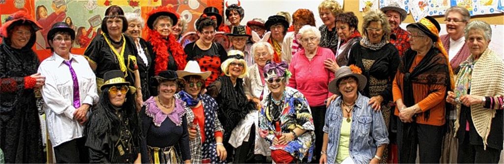 Ein wahrhaft bunter Haufen feiert in Sternenfels Fasching. Die Landfrauen gestalten einen närrischen Abend mit abwechslungsreichen Programmpunkten.