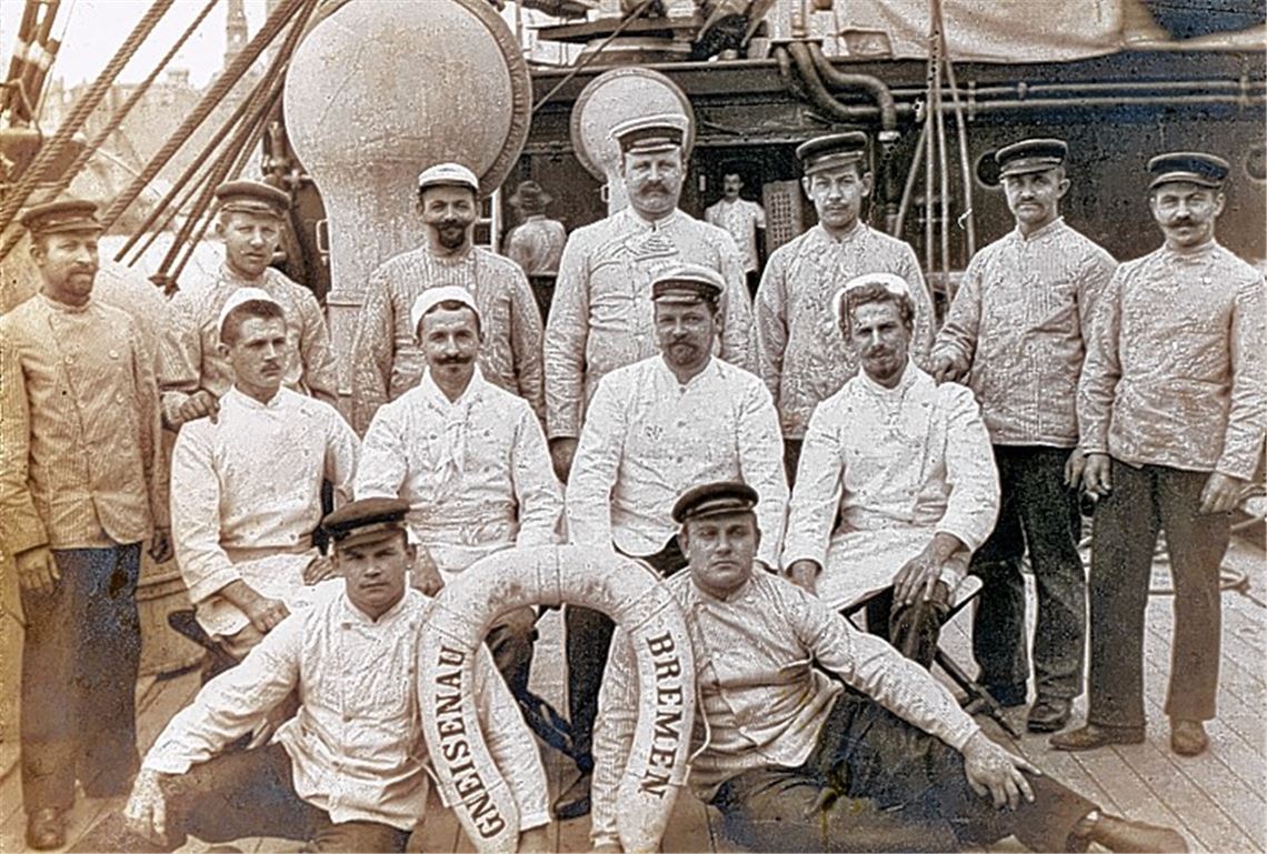 Ein weit gereister Roßwager taucht im aktuellen Enzkreis-Jahrbuch wieder auf: Gustav Schneider (mittlere Reihe, 2. v. li.) um 1903 als Schiffskoch auf der S.S. Gneisenau.