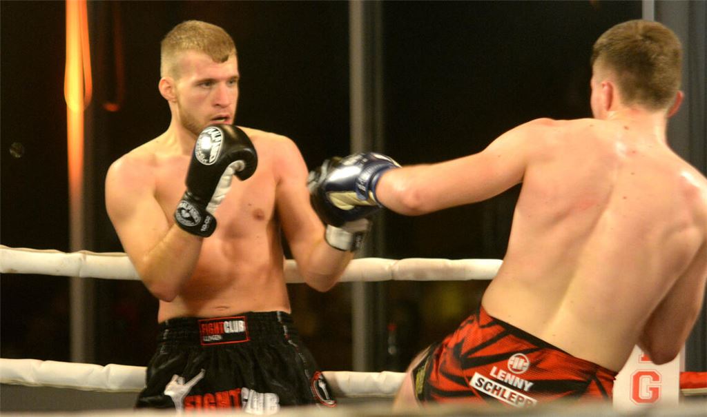 Ein wichtiger Sieg für das Selbstbewusstsein: der Illinger Kämpfer Chris Hausmann (li.) beim Fight gegen den Heilbronner Lenny Andreas Schlepp. Fotos: Stahlfeld