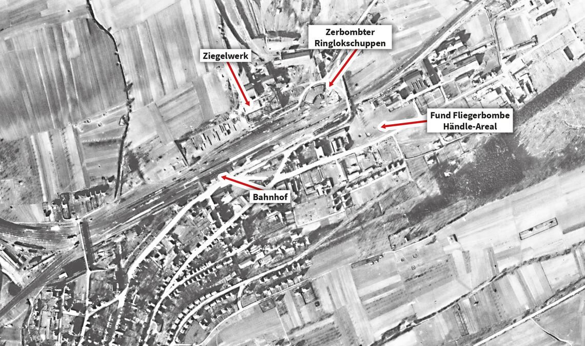 Ein wichtiges Zeitzeugnis – auch für die laufenden Erdarbeiten auf dem Ziegeleigelände: Die Aufnahme, die ein Aufklärungsflugzeug der alliierten Streitkräfte am 15. März 1945 gemacht hat, zeigt die Einschläge und Zerstörungen rund um den Mühlacker Bahnhof durch die Luftangriffe der Alliierten. Zur Orientierung: Dort, wo die Ziegeleistraße einen auffälligen Halbkreis beschreibt, liegt – in direkter Nähe des früheren Ziegelwerks – nach der Bombardierung der Ringlokschuppen der Bahn teilweise in Trümmern. Fotos: Stadtarchiv Mühlacker/Archiv MT