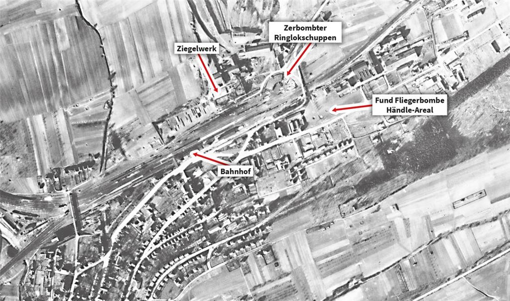 Ein wichtiges Zeitzeugnis – auch für die laufenden Erdarbeiten auf dem Ziegeleigelände: Die Aufnahme, die ein Aufklärungsflugzeug der alliierten Streitkräfte am 15. März 1945 gemacht hat, zeigt die Einschläge und Zerstörungen rund um den Mühlacker Bahnhof durch die Luftangriffe der Alliierten. Zur Orientierung: Dort, wo die Ziegeleistraße einen auffälligen Halbkreis beschreibt, liegt – in direkter Nähe des früheren Ziegelwerks – nach der Bombardierung der Ringlokschuppen der Bahn teilweise in Trümmern. Fotos: Stadtarchiv Mühlacker/Archiv MT