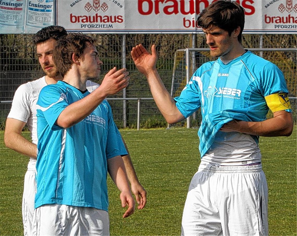 Ein zähes Stück Arbeit ist geschafft: Phönix-Kapitän Sören Brüstle (re.) und Sven Ebert beglückwünschen sich zum Heimsieg. Im Hintergrund der nach einer Stunde ausgewechselte Florian Barth. Foto: Eigner