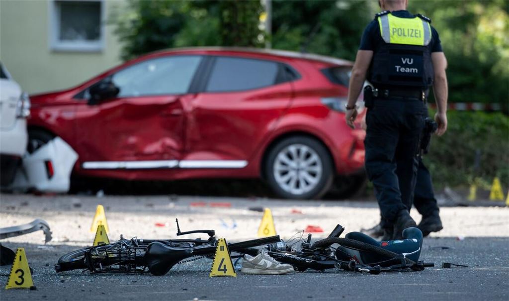 Ein zerstörtes Fahrrad, ein verlorener Schuh auf der Fahrbahn - eine Frau hat drei Kinder angefahren.