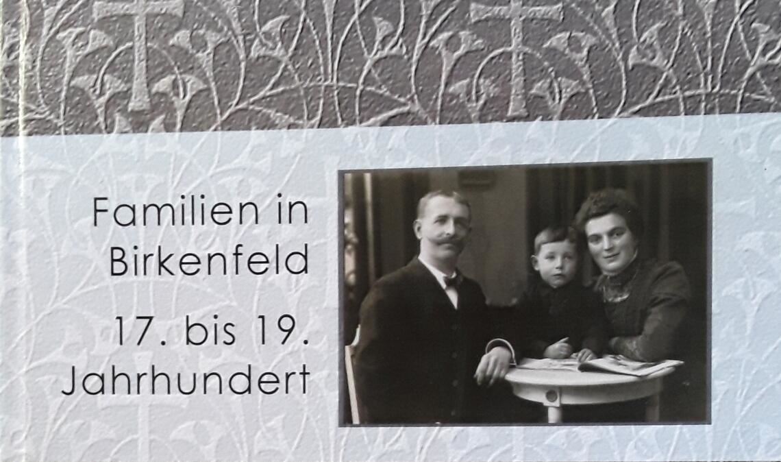 Einband des neuen Ortsfamilienbuches „Familien in Birkenfeld – 17. bis 19. Jahrhundert“. Fotos: privat