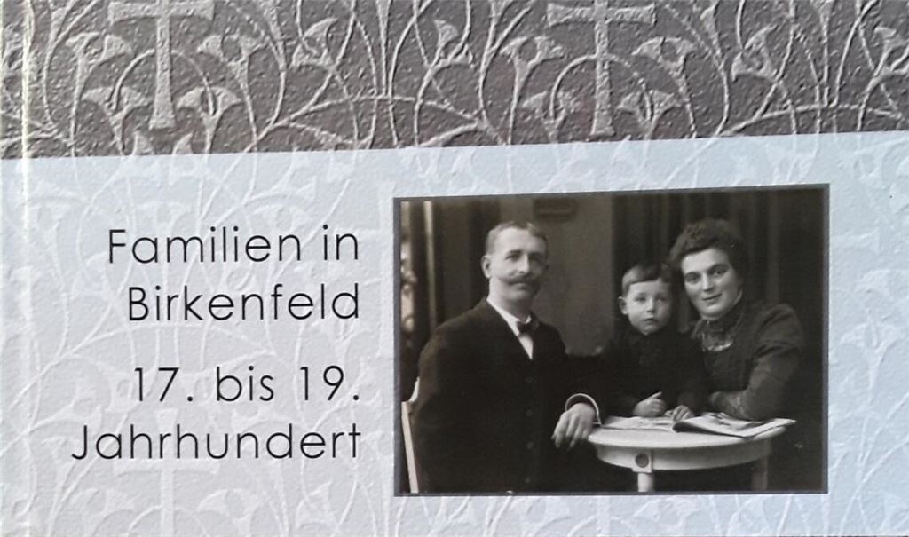 Einband des neuen Ortsfamilienbuches „Familien in Birkenfeld – 17. bis 19. Jahrhundert“. Fotos: privat