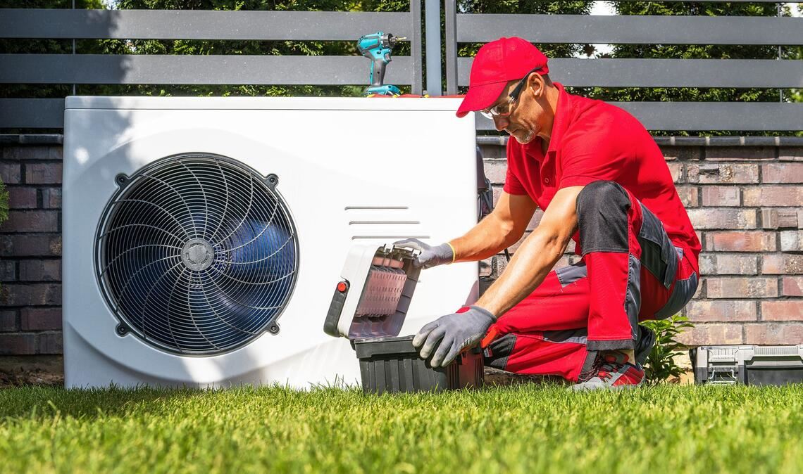 Einbau, Knopfdruck, los? Schön wäre  es – in der Praxis ist der Einbau von Wärmepumpen komplex. Es kommt ganz auf die Bedingungen im Haus an.