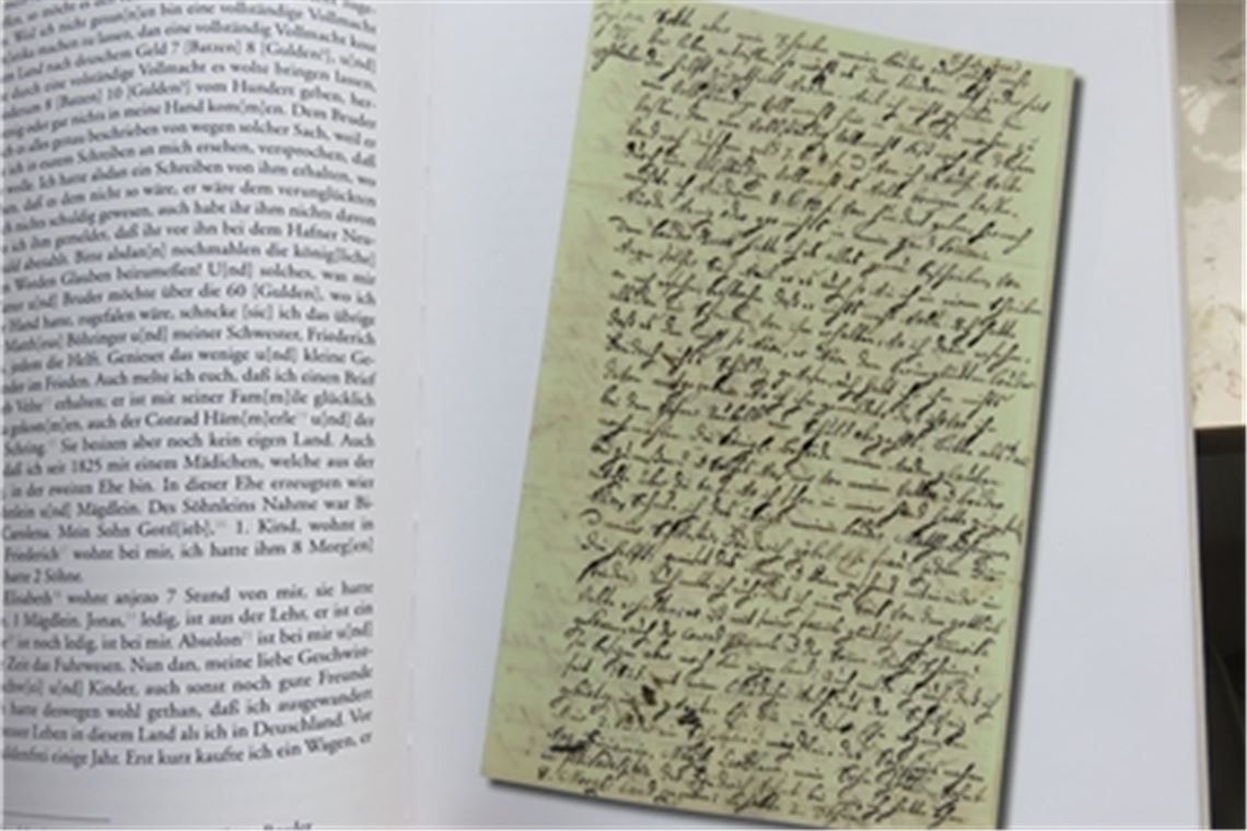 Einblick in das Buch, das zahlreiche Originaldokumente ins Bild setzt. Foto: Becker