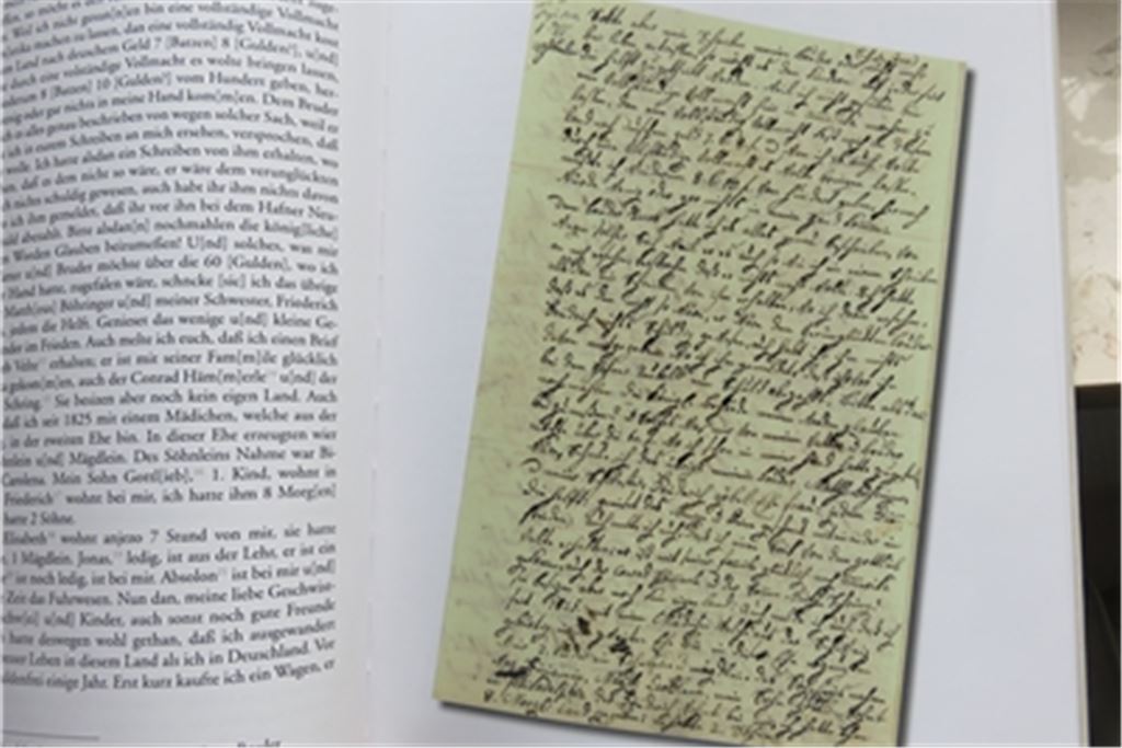 Einblick in das Buch, das zahlreiche Originaldokumente ins Bild setzt. Foto: Becker