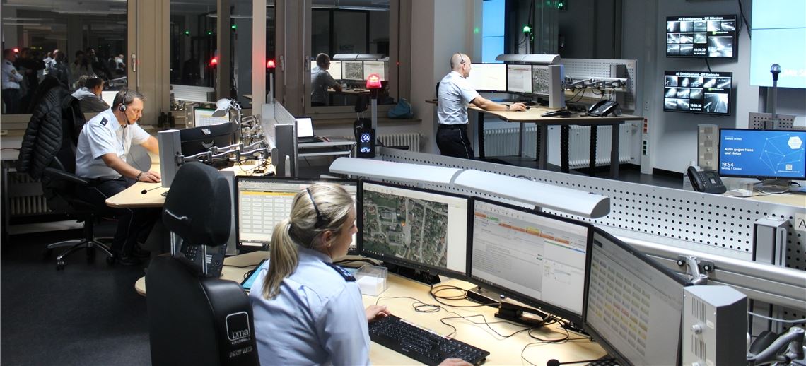 Einblick in das Führungs- und Lagezentrum des Polizeipräsidiums Pforzheim. Hier laufen alle Fäden zusammen. Foto: Gießler