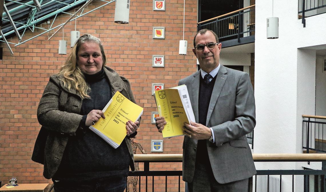 Einblick in den geplanten Haushalt der Stadt Mühlacker geben vor der abendlichen Haushaltsrede Kämmerin Martina Rapp und Oberbürgermeister Frank Schneider. Foto: Deeg