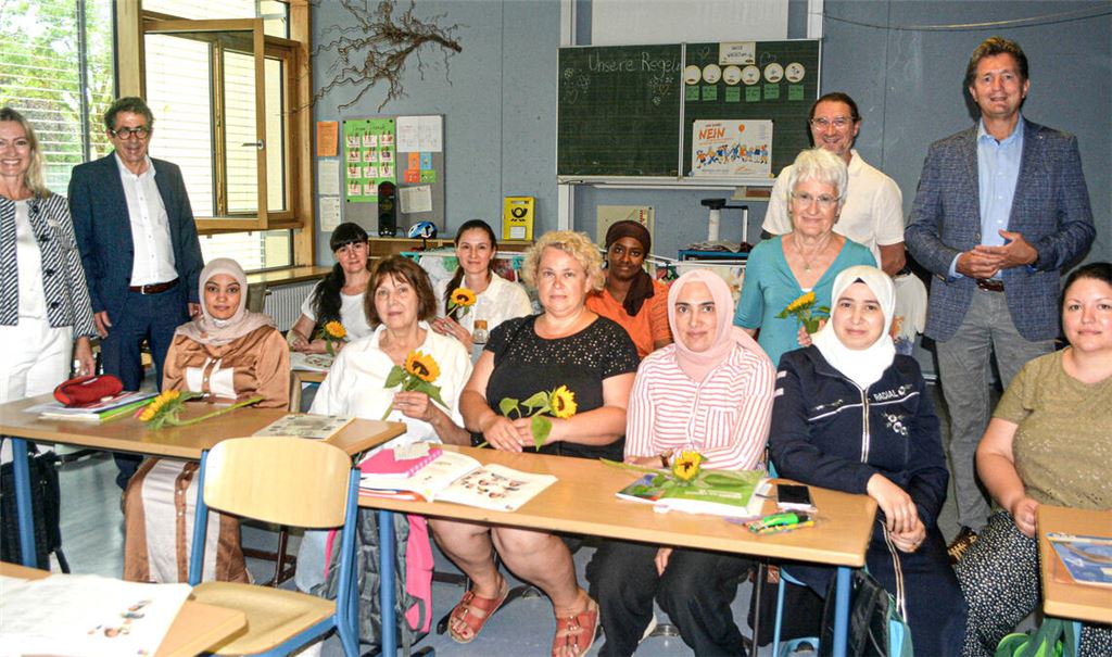 Einblick in die Arbeit des Sprachkurses: Frauke Janssen, Hans-Ulrich Wetzel, Steffen Ritter und Michael Craiss (hinten, v. li.) besuchen die Gruppe von Ingrid Burger. Fotos: Stahlfeld