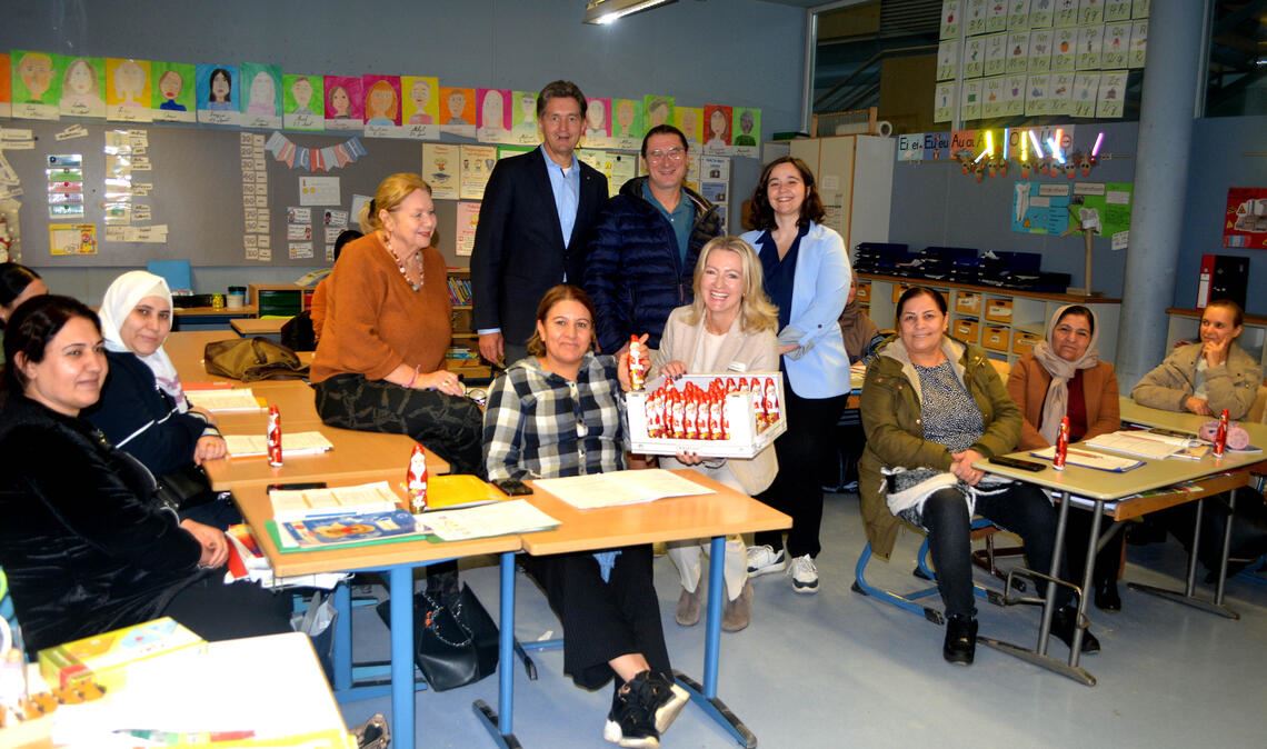 Einblick in die Arbeit des Sprachkurses: Frauke Janssen von der Initiative „GoldenHearts“ verteilt im Beisein von Hiltrud Schlüter-Reinecke (v.li.), Michael Craiss, Steffen Ritter und Davina Mazowiec zur Anerkennung Nikoläuse an die Teilnehmerinnen. Foto: Stahlfeld