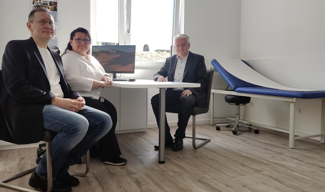 Einblick in die Räumlichkeiten: Das Ärzte-Ehepaar Jürgen und Rayime Wegner zeigt Wurmbergs Bürgermeister Jörg-Michael Teply (re.) die neue Praxis. Foto: Deeg