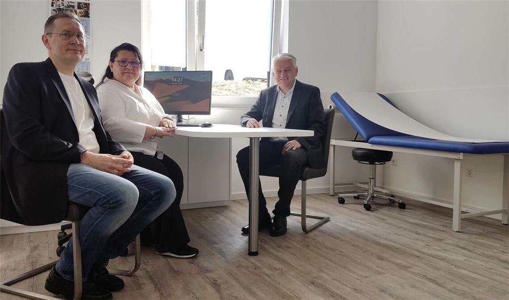 Einblick in die Räumlichkeiten: Das Ärzte-Ehepaar Jürgen und Rayime Wegner zeigt Wurmbergs Bürgermeister Jörg-Michael Teply (re.) die neue Praxis. Foto: Deeg